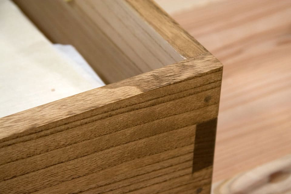 桐衣装箱に使われる材料は本体が18mm厚。底板は3㎜厚。天板は4㎜厚の無垢板です