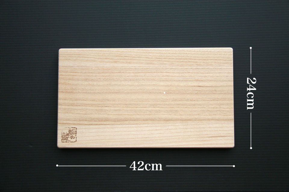 桐まな板の大サイズの寸法は、幅42ｃｍ×奥24ｃｍ×厚2ｃｍ。重さは600ｇ