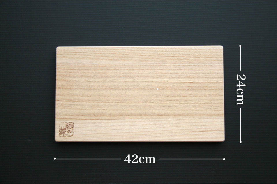 桐まな板の大サイズの寸法は、幅42cm×奥24cm×厚2cm。重さは600g