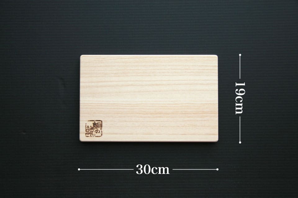 桐まな板の小サイズの寸法は、幅30cm×奥19cm×1.5cm。重さは230g