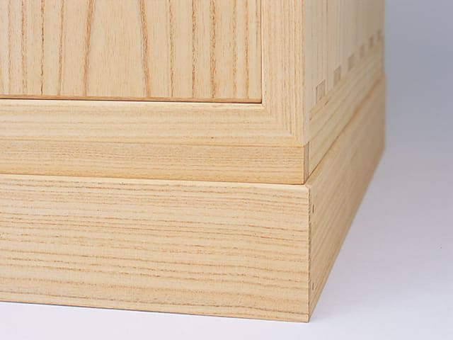 直角は桐たんす職人の命。すべて手作業で正確に直角を出します