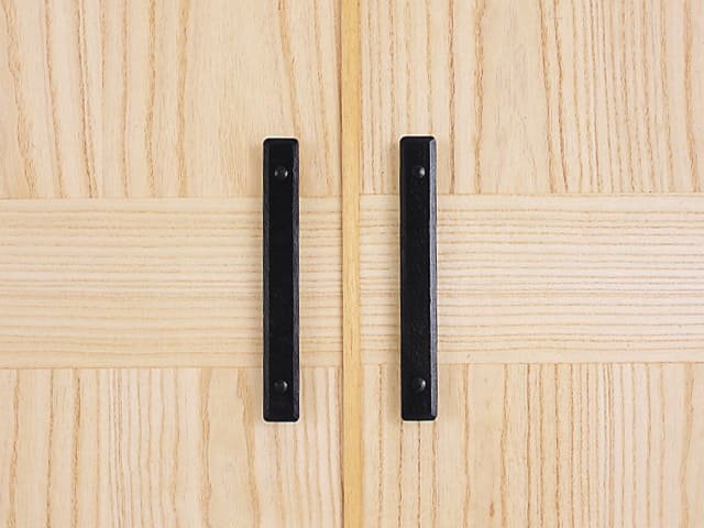 扉は木の木目を縦に使い、アクセントに柾目を横に使いました