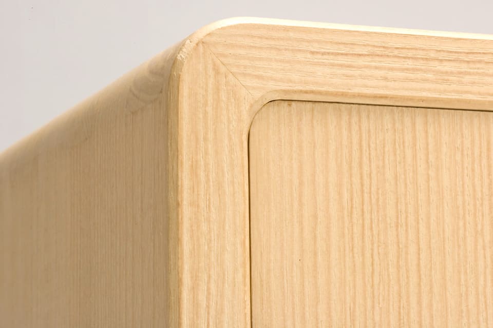 板厚2cmの板と板のつなぎは伝統技術のほぞ組。角は丸く削られやさしい感じに