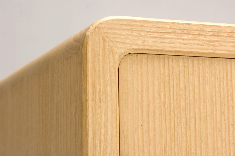 板と板のつなぎは伝統技術のほぞ組と斜め45度の留め加工。角は丸く削られ総面取りに